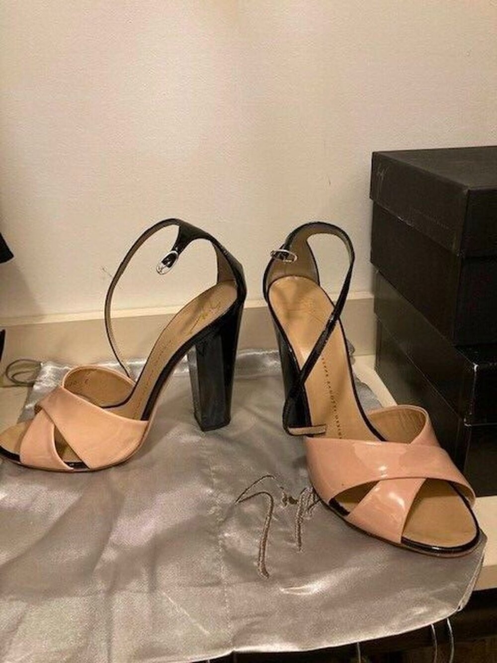 Giuseppe ZANOTTI open-toe beige/black ankle strap shoes